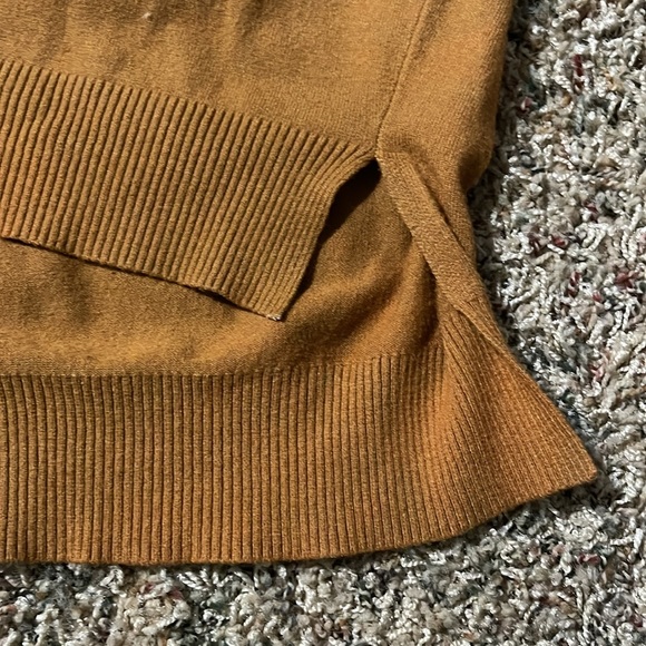 Women’s top SOLD - Picture 2 of 4